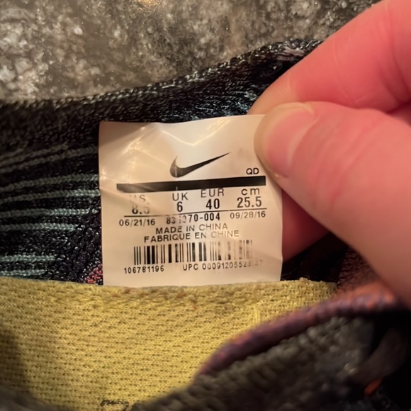 Nike Flyknit Sneaker Tennis Shoe - Picture 4 of 4